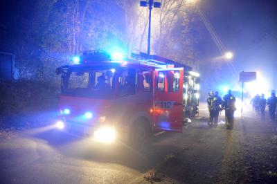 Gartenhaeuser brennen in voller Ausdehnung in Stuttgart-Muehlhausen - Anwohner sprechen von Explosionen